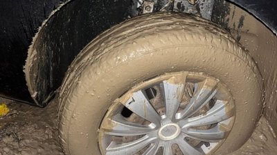 У Львові автомобілі загрузли у болоті через розриті траншеї (ФОТО)