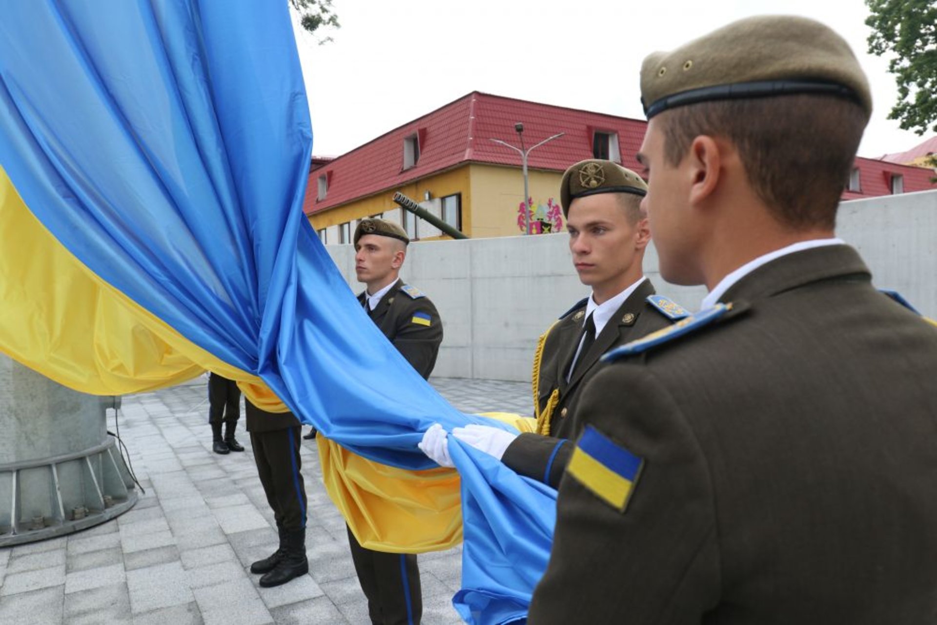 У Львові на найбільшому флагштоку за 12 млн грн урочисто підняли прапор України, фото ЛМР