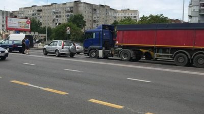 У Львові у вантажівки вистрелило колесо (ФОТО)