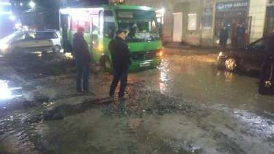 На Львівщині на дорозі провалилась маршрутка (ФОТО)