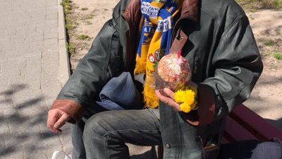 У Львові священик привітав безпритульних з Великоднем та роздав їм освячені Паски (ФОТО)