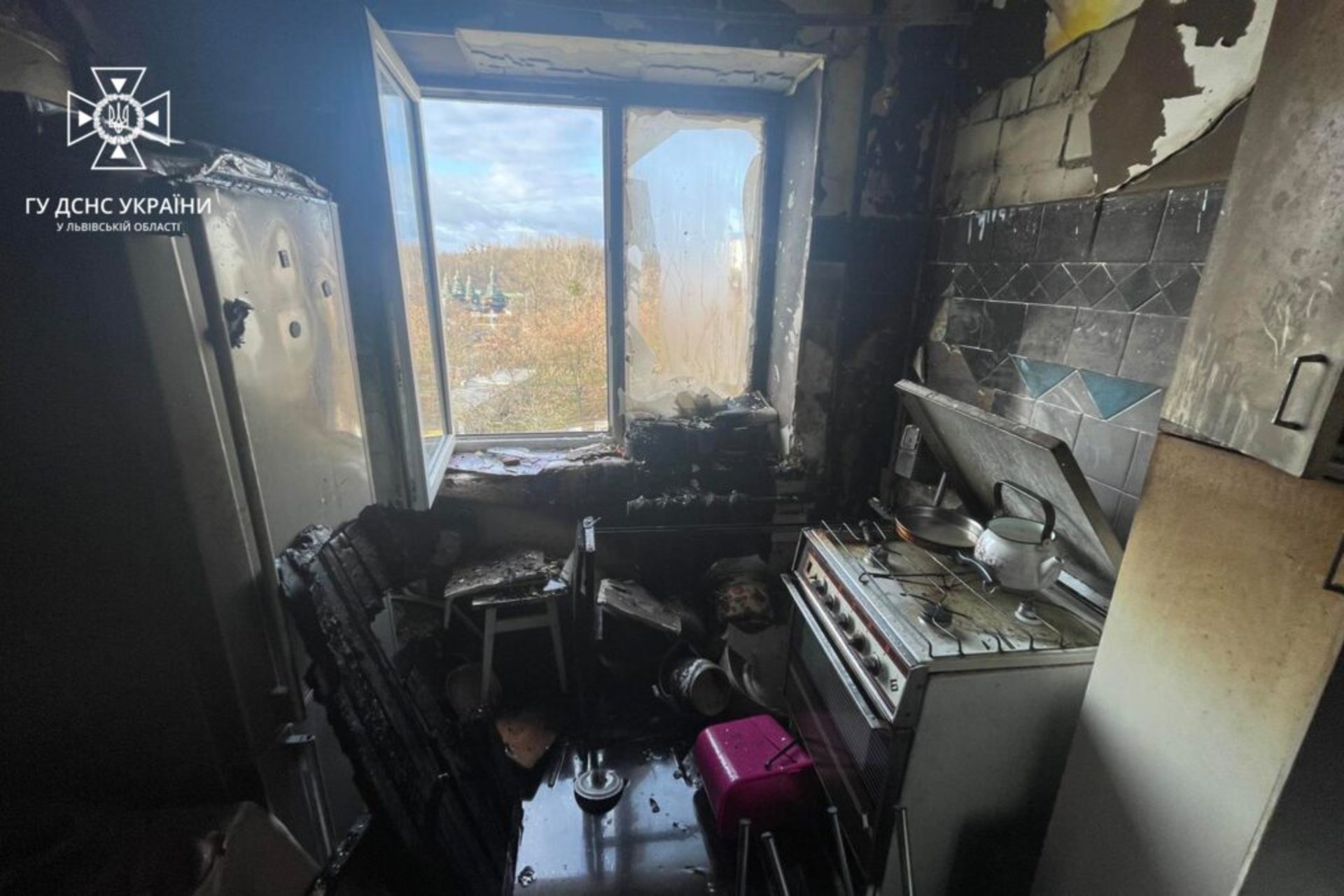 У Львові під час пожежі у багатоповерхівці пожежники врятували 12 людей