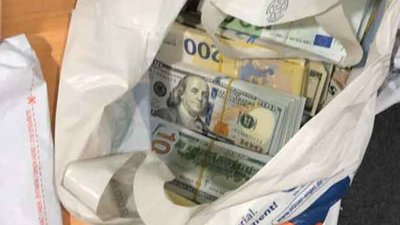 На Сокальщині у чоловіка конфіскували 500 тис. євро і 240 тис. доларів, які він тримав у пакеті з супермаркета