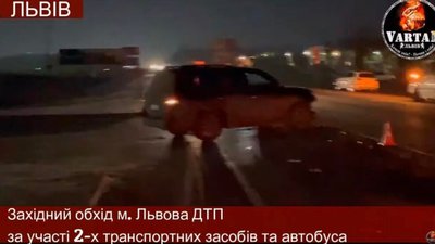 Поблизу Львова сталася потрійна ДТП за участі автобуса (ВІДЕО, ФОТО)