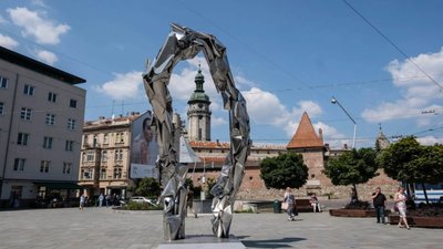 У центрі Львова відкрили дивну інсталяцію