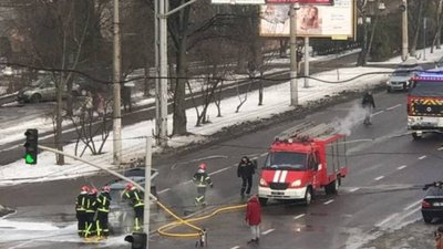 У Львові посеред вулиці загорівся автомобіль (ВІДЕО, ФОТО)