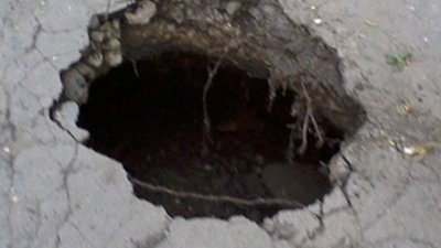Небезпечна «фазенда»: у Львові на території дачних ділянок жінка провалилася в кількаметрову яму