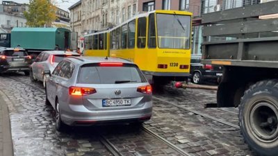 У Львові трамвай зійшов з рейок (ФОТО)