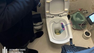 На Львівщині депутат облради намагався злити гроші в унітаз