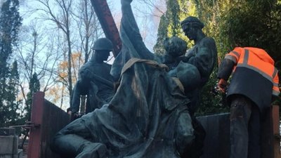 У Львові декомунізували скульптури із Пагорбу слави (ФОТО)