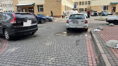 У Львові пропонують заборонити паркуватись біля поліклініки