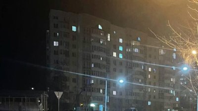 У Львові у спальному районі ями позначають паперовими коробками (ФОТО)