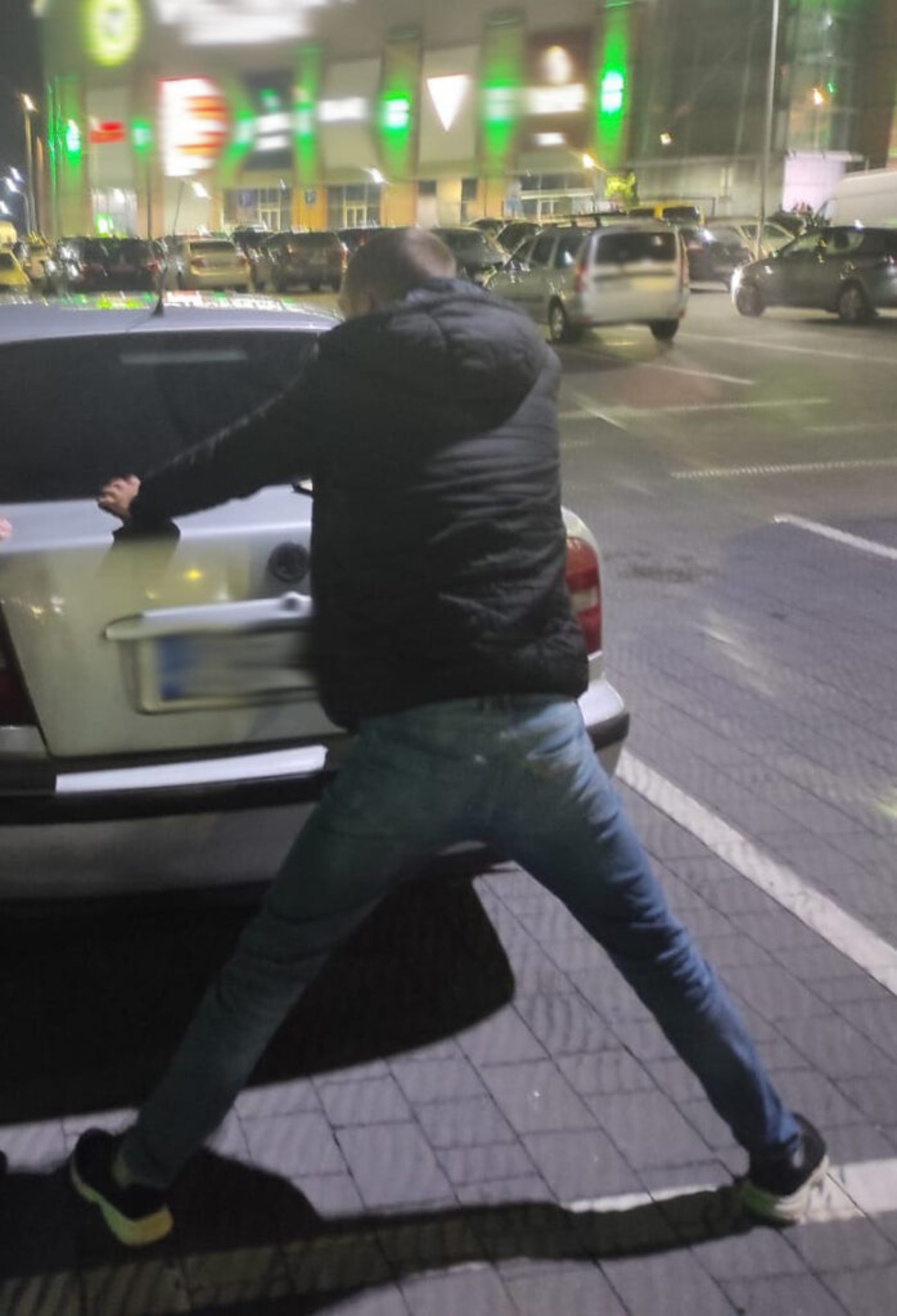 У Львові затримали іноземця під час вчинення крадіжки з автомобіля