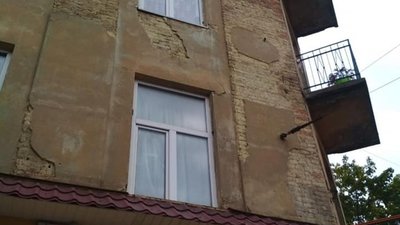 У Львові може вбити фасад будинку (ФОТО)