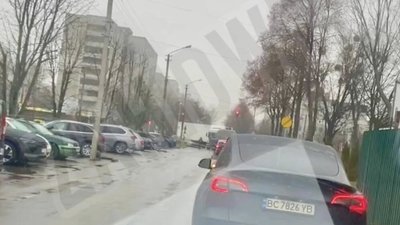 У Львові вантажівка потрапила у аварію