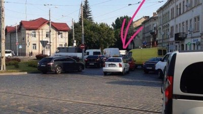 У Львові біля вокзалу не розминулись автомобілі (ФОТО)