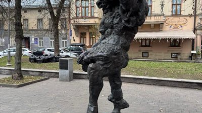 У центрі Львова стоїть дивний памʼятник