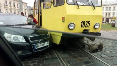 У Львові автомобіль не розминувся із трамваєм (ФОТО)