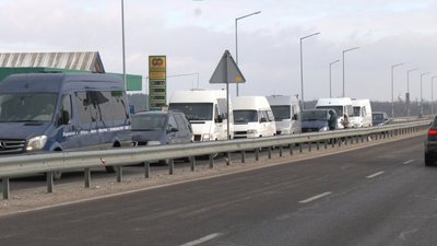 На Львівщині в пунктах пропуску утворилися черги на в'їзд в Україну (ФОТО, ВІДЕО)