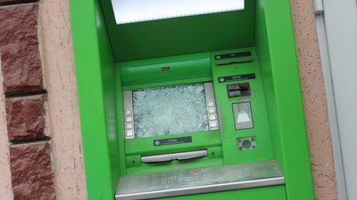 У Миколаєві розлючена клієнтка розтрощила сокирою банкомат «Приватбанку» (ФОТО)