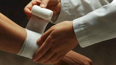 Росіянин із "чорного списку" демонстративно різав собі руки в аеропорту Запоріжжя