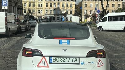 У Львові їздить навчальна Tesla