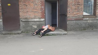 Як у Червонограді під ательє відпочиває молодь (ФОТО)