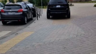 У Львові водій запаркувався біля церкви (ФОТО)