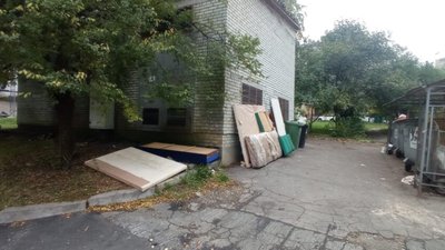 У Львові одна з вулиць потопає у смітті (ФОТО)