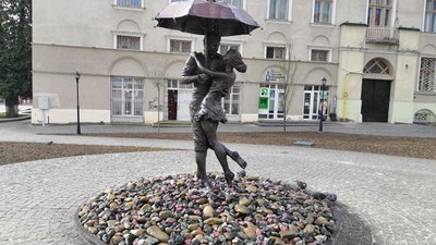 У центрі Дрогобича запрацював фонтан «Закохана пара під дощем» (ВІДЕО)
