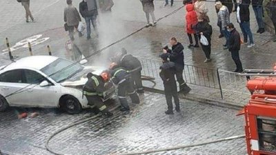 У Львові загорівся автомобіль (ВІДЕО)
