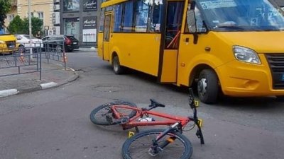 У Стрию велосипедист зіткнувся з автобусом (ФОТО)