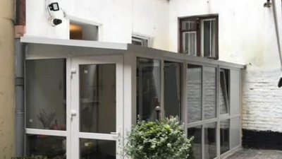 У Львові мешканка захопила землю у подвірʼї