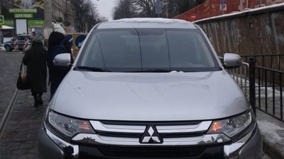 У Львові через припаркований на трамвайній колії легковик городяни запізнюються на роботу (ФОТО)