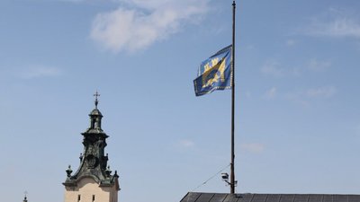 У Львові приспустили штандарт міста в пам’ять про українців, яких убила росія