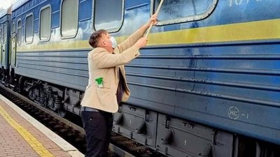 Купив швабру і помив: іноземець самотужки очищав брудні вікна в потягу "Укрзалізниці" (ФОТО)