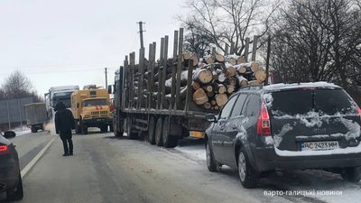 На трасі "Львів - Трускавець" на слизькій дорозі застряг лісовоз (ФОТО)