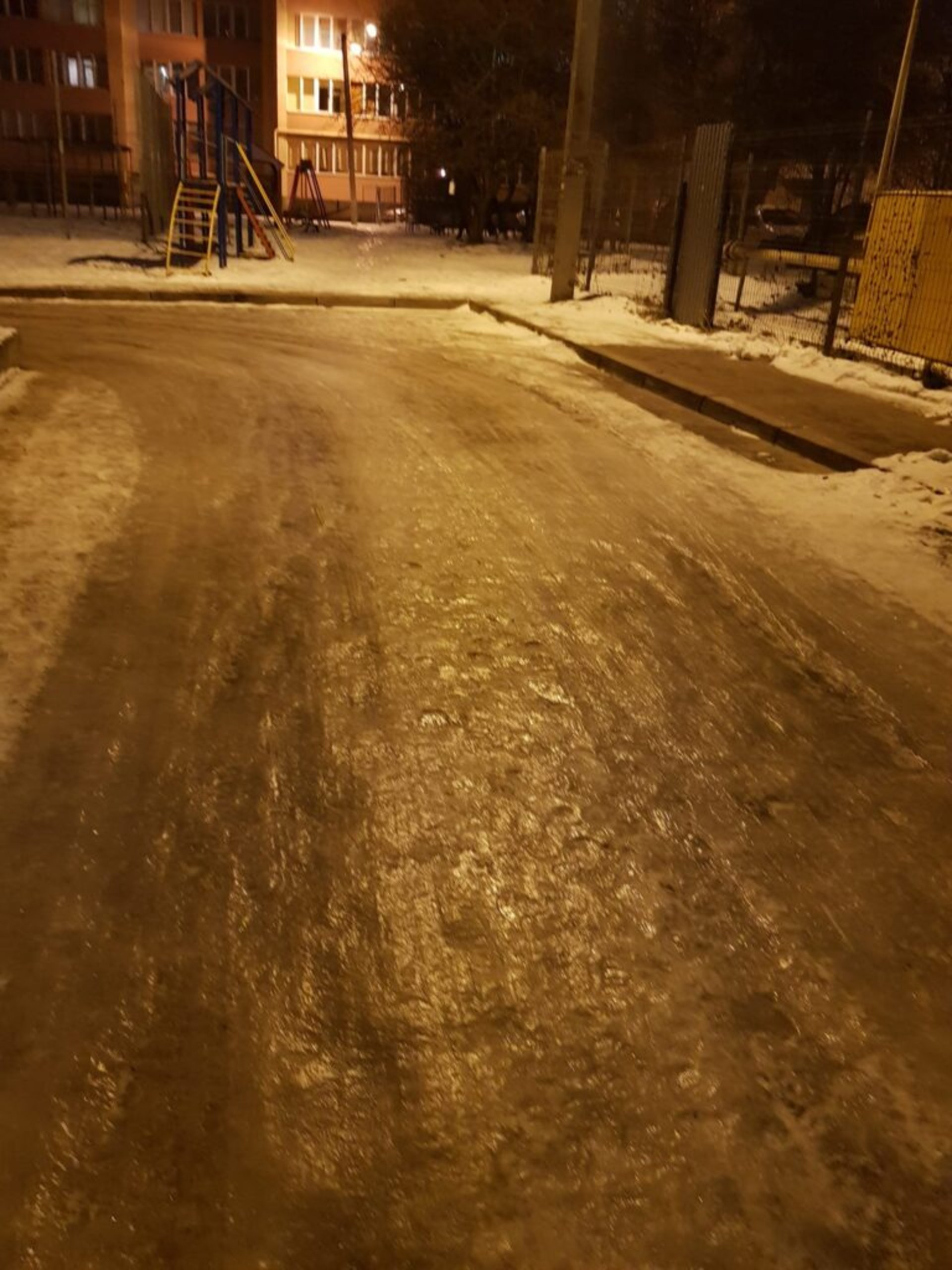 Вулиці Львова перетворилися на суцільну ковзанку