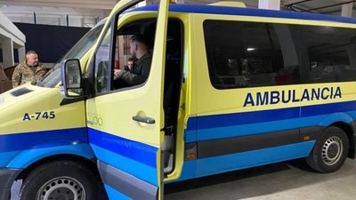 Зі Львова на фронт передали "швидку" та медикаменти для бійців "Азову"