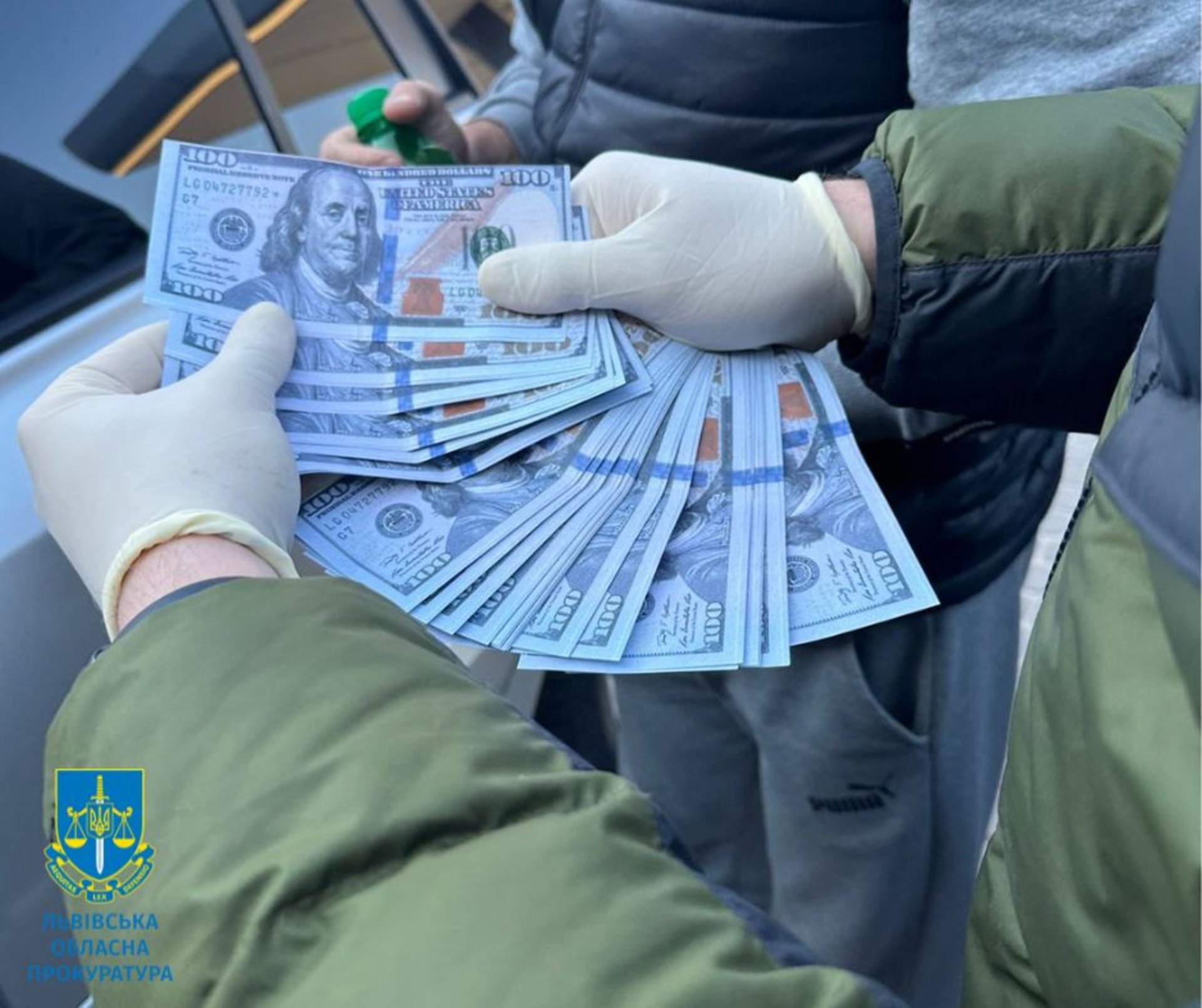 На Львівщині за виїзд за кордон платили 6 500 доларів США