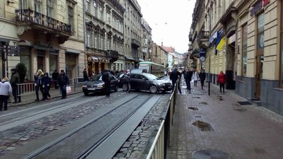 На вул. Дорошенка - ДТП: рух паралізовано