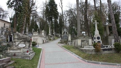 Заїжджати на територію кладовища власним авто - зась!