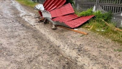 Біля Львова із будинку зірвало дах (ФОТО)