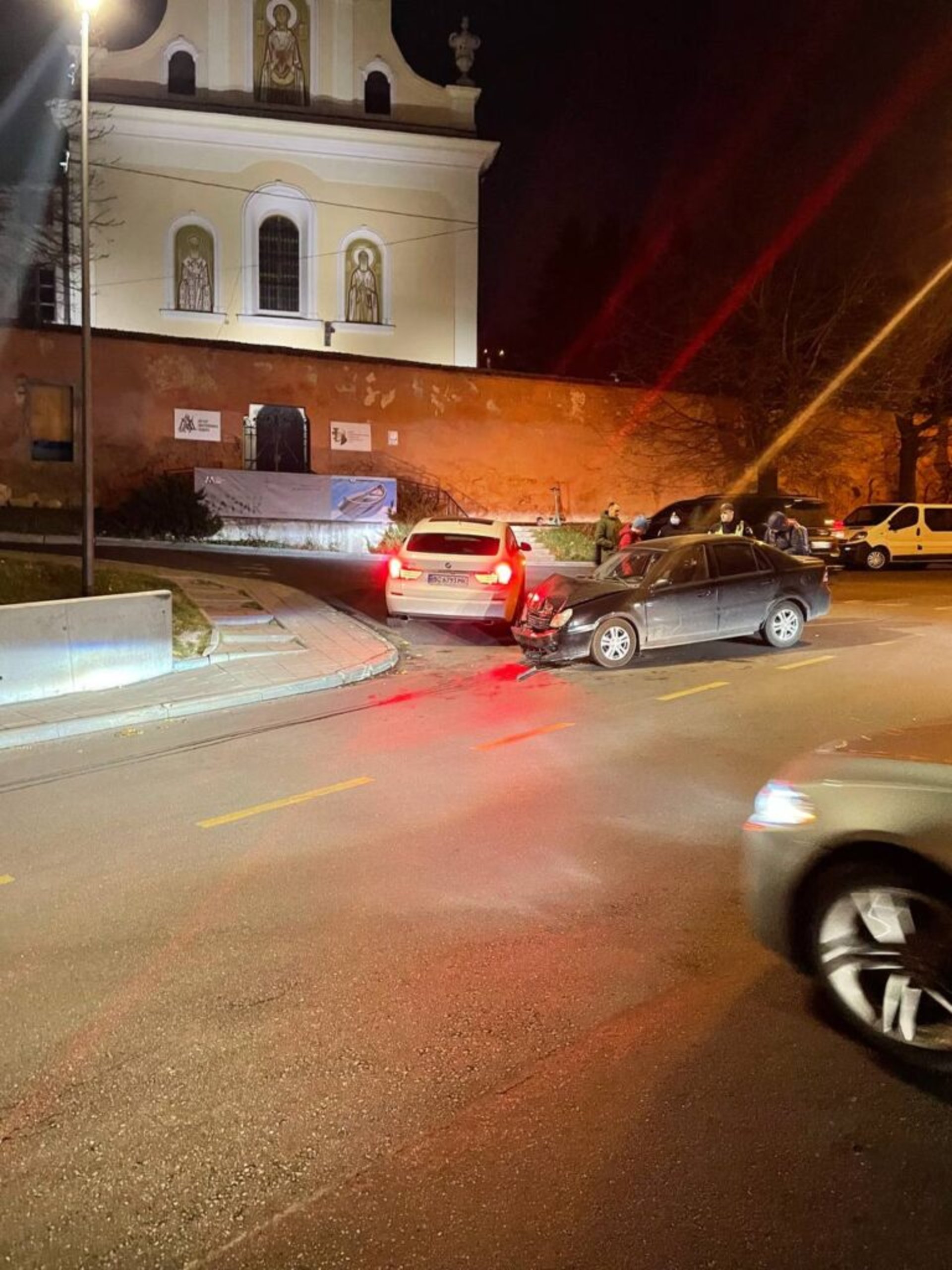 У Львові водій переплутав знак "стоп" із головною дорогою, фото Типовий Львів