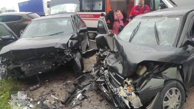 На трасі «Київ - Чоп» не розминулись автомобілі (ФОТО)