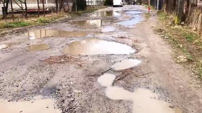 У Золочеві вулиця перетворилася на суцільні ями (ВІДЕО)