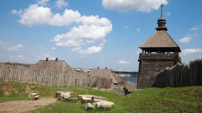 Обстріл Запоріжжя: росіяни влучили у заповідну частину козацького острова Хортиця