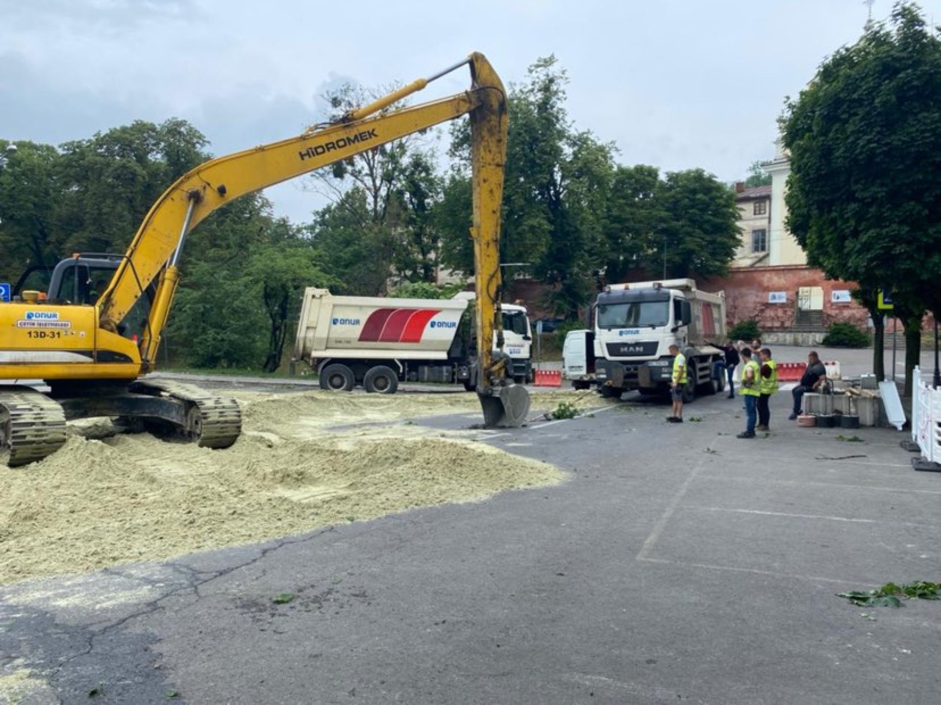 У Львові на вулиці Винниченка розпочалися протиаварійні роботи на каналізаційному колекторі