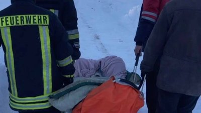 У Львівській області хвору жінку нести на ношах засніженою дорогою (ФОТО)