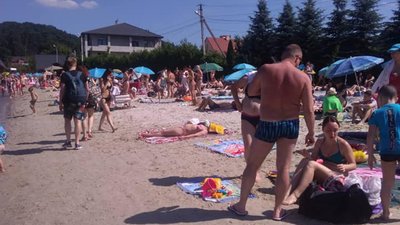 У Брюховичах під час карантину масово засмагають люди (ФОТО)